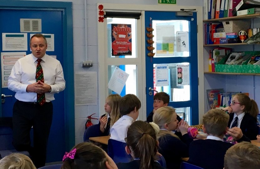  Clwyd West AM Darren Millar speaking to the children after the mindfulness session.