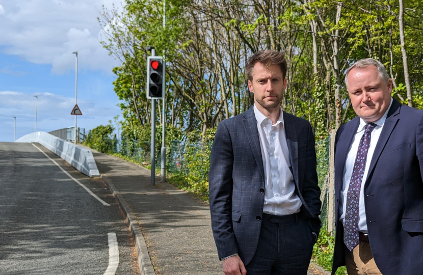 Welsh Government spends extortionate amount on temporary traffic lights on two bridges over the A5