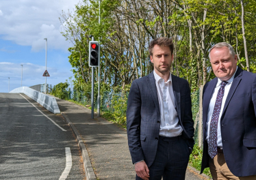 Welsh Government spends extortionate amount on temporary traffic lights on two bridges over the A5